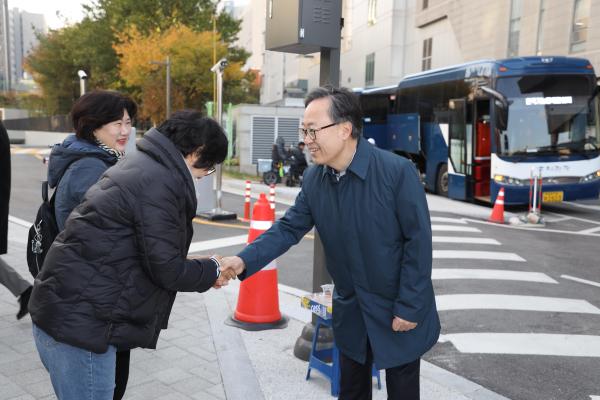 한국기능장애인협회 금천지회 사과따기 체험행사 격려 의 사진2