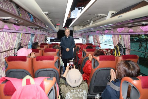 한국기능장애인협회 금천지회 사과따기 체험행사 격려 대표사진