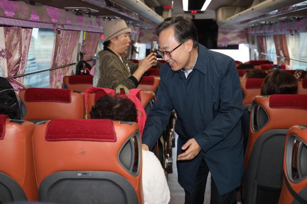 한국기능장애인협회 금천지회 사과따기 체험행사 격려 의 사진7