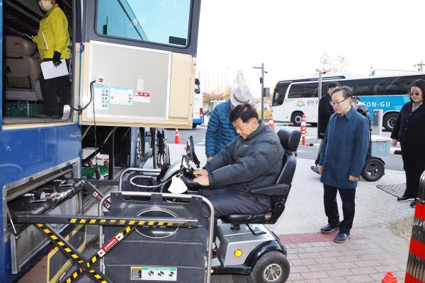 한국기능장애인협회 금천지회 사과따기 체험행사 격려 의 사진15