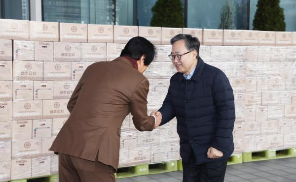 티뷰크사회복지재단 사랑의 김치 나누기 전달식 의 사진2