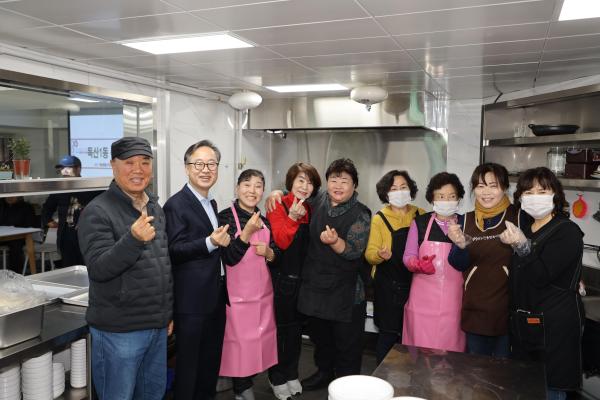 복숭아마을 음식 나눔 행사 격려 대표사진