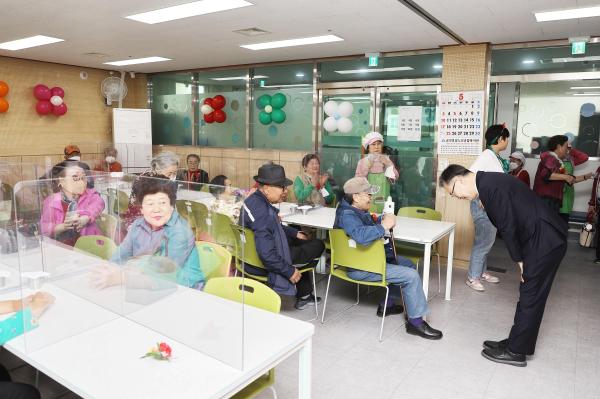 금천한내어르신복지센터 어버이날 맞이 행사 의 사진14