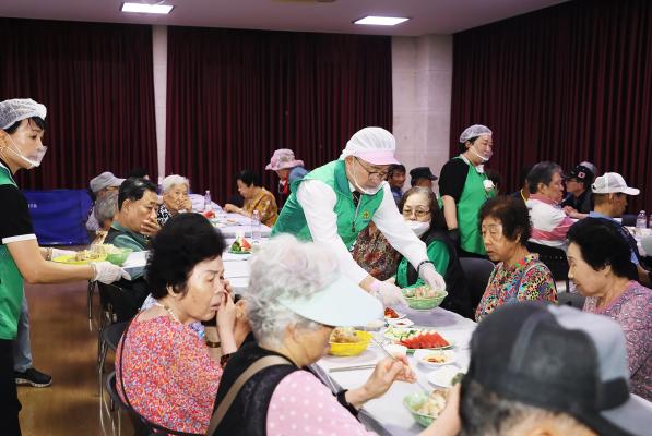 삼계탕 나눔 행사 의 사진10