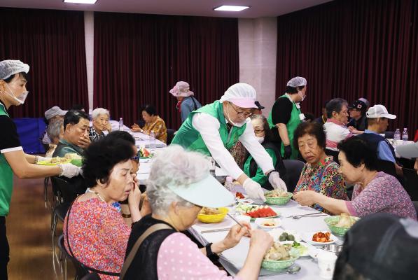 삼계탕 나눔 행사 의 사진11