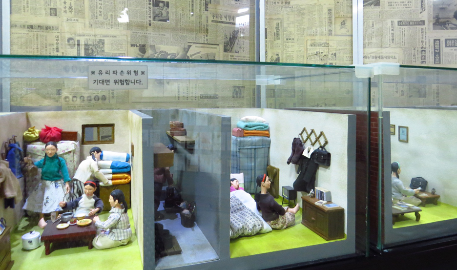 1층 외부 구로공단 노동자생활체험관(금천 순이의 집) 전시실 전경 - 미니어처 전시