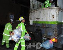 쓰레기를 수거해 가는 환경미화원들 사진