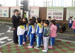 횡단보도 건너기 체험 - 횡단보도 앞에 서있기