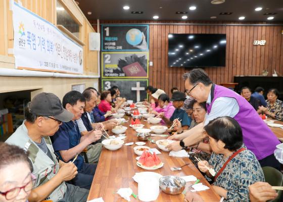 독산4동 동복지협의체 어르신 장수삼계탕 나눔행사 대표사진