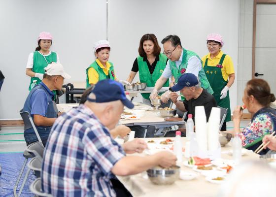 가산동 새마을부녀회 '사랑의 삼계탕 나누기' 대표사진